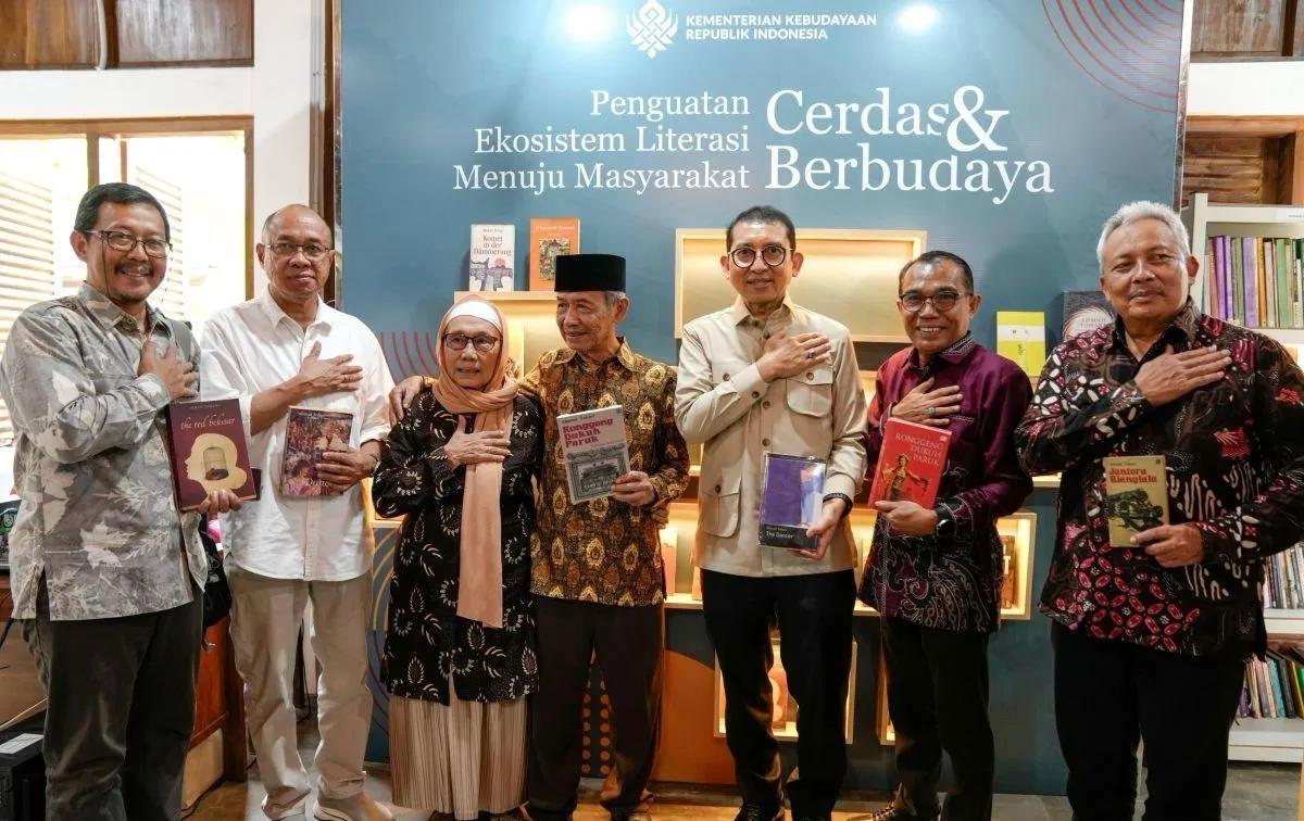 Menteri kebudayaan fadli zon meresmikan rumah sastra ahmad tohari di desa tinggarjaya kecamatan jatilawang kabupaten banyumas jawa tengah